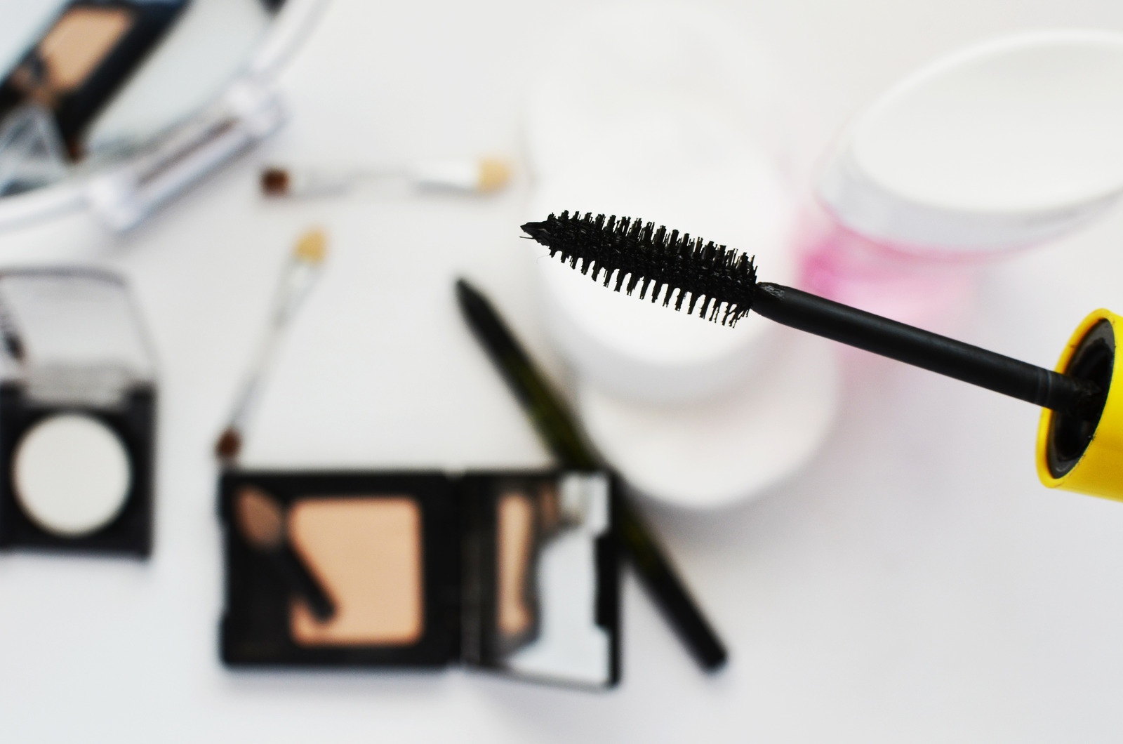 Richtig ausmisten: So sortierst du Kosmetikartikel und Make-up-Produkte