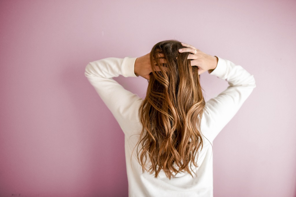 Lange Haare wachsen lassen: Die richtige Pflege von innen und außen